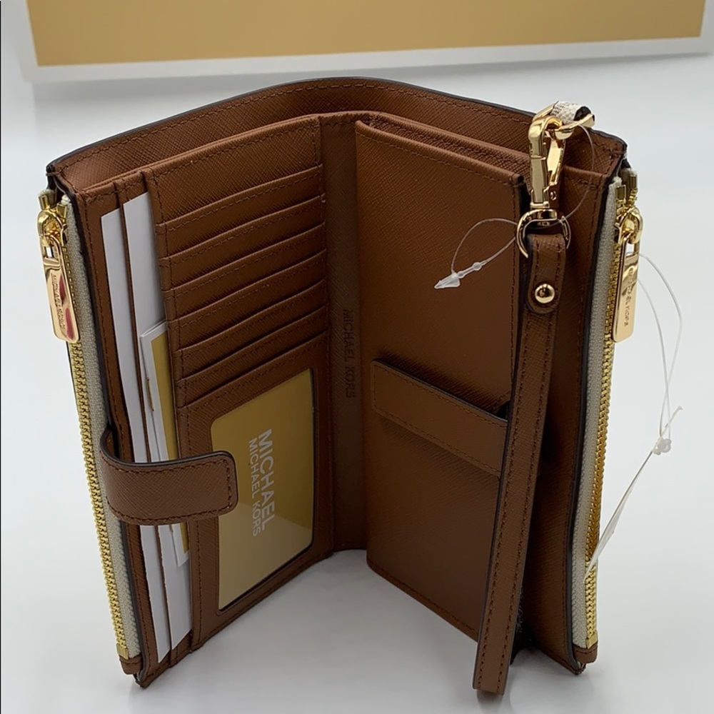 MK Jet Set Travel Double Zip Wrstl Smartphone - Picture 14 of 16